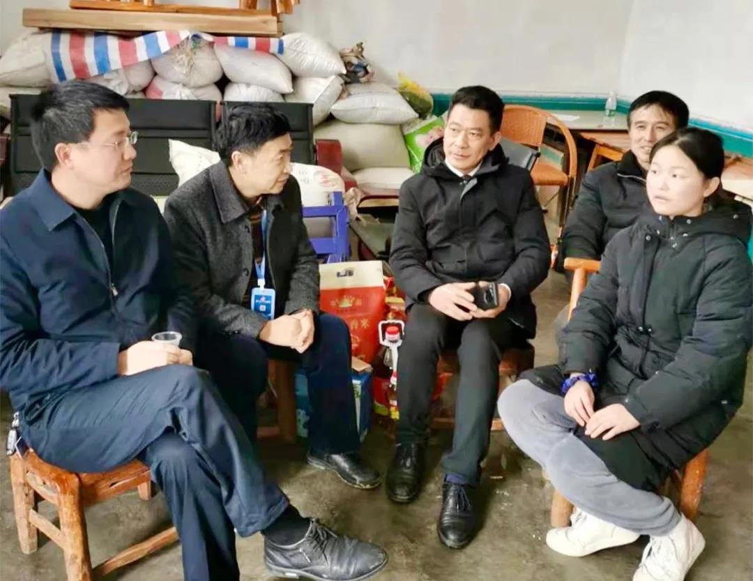 让爱回家:德赢VWIN常德高星商业广场开展春节扶贫帮困送温暖活动(图2)