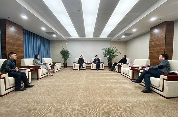 德赢VWIN董事长冯卫兵与望城经开区党工委书记周剀友好谈判(图1)